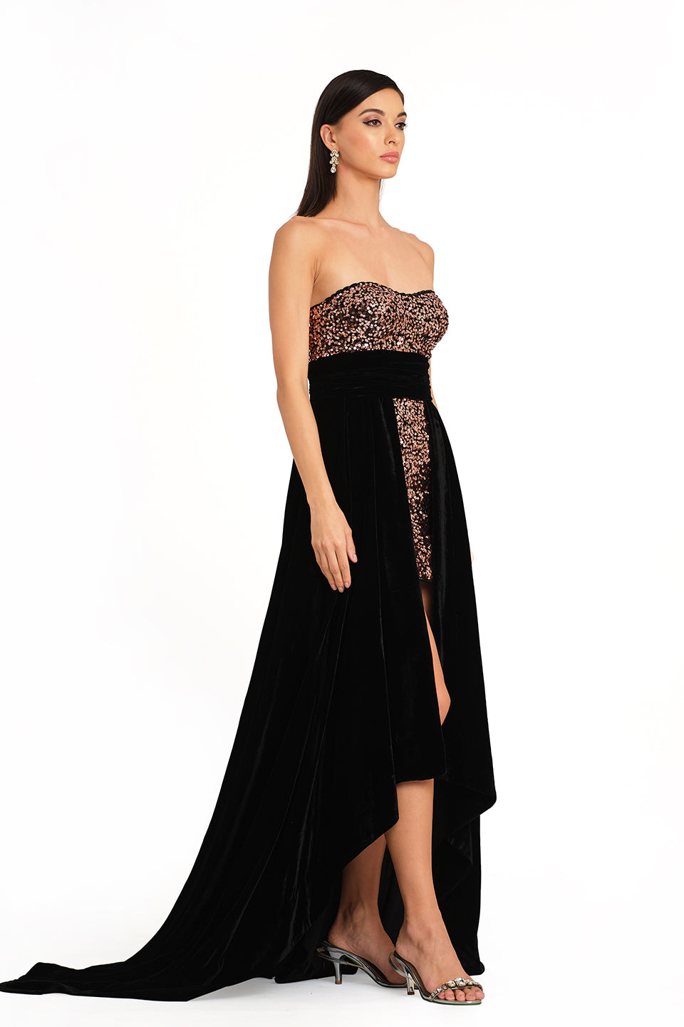 Short tube gown qith velvet drape